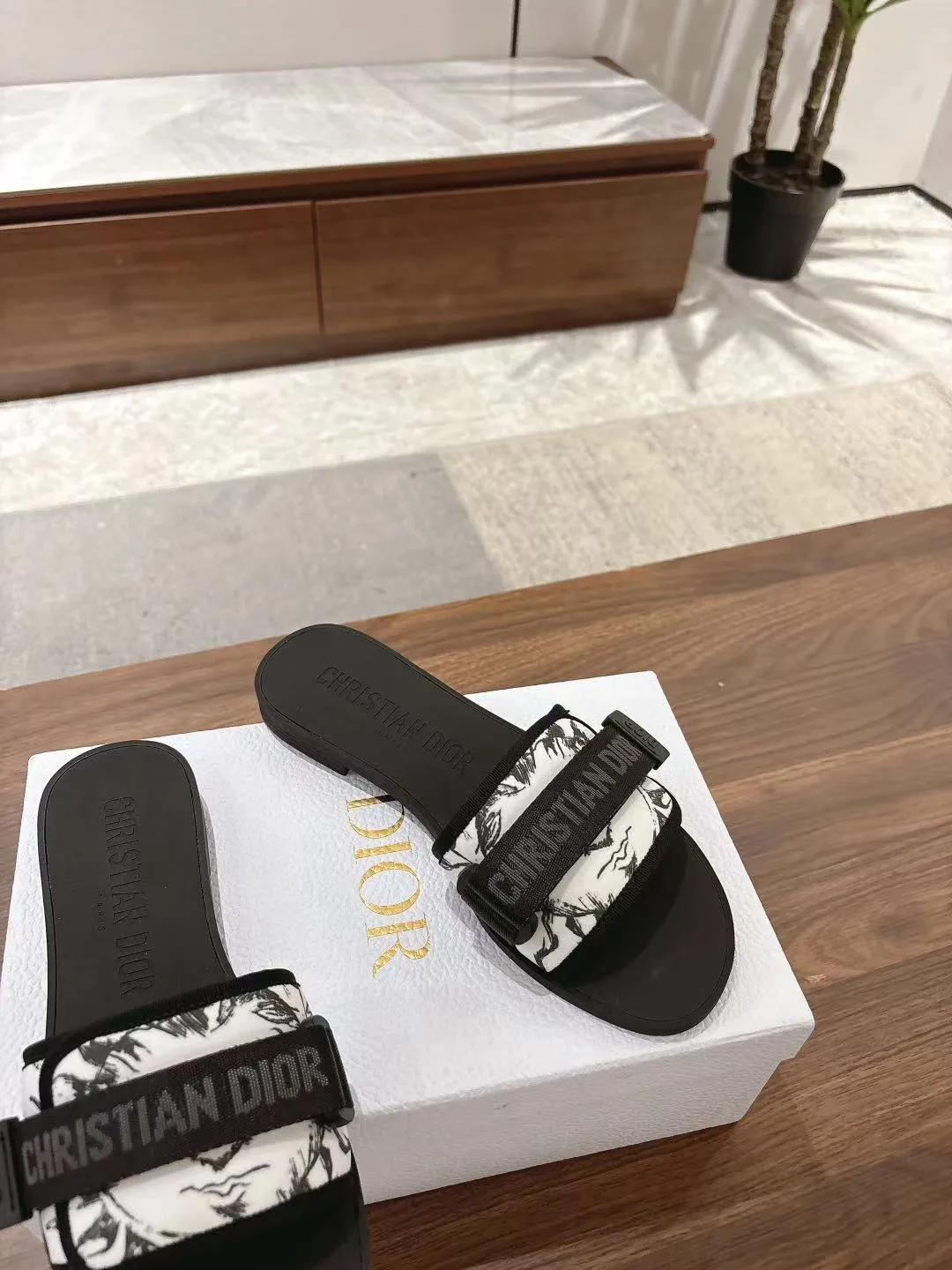 👟👟Ex-factory price 380👟👟 Dior D’s latest series of Velcro buckle sandals and slippers in new colors! Perfect reproduction of the original version, the most popular color matching fabric, super layered ▪️Original molded high-end TPU outsole (not ordinary rubber) ▪️Very comfortable and easy to walk. All upper materials are custom-made from the original ▪️3D electric embroidered three-dimensional cloth surface, very versatile, a must-have for lazy people in summer ▪️Number of yards: 35-41